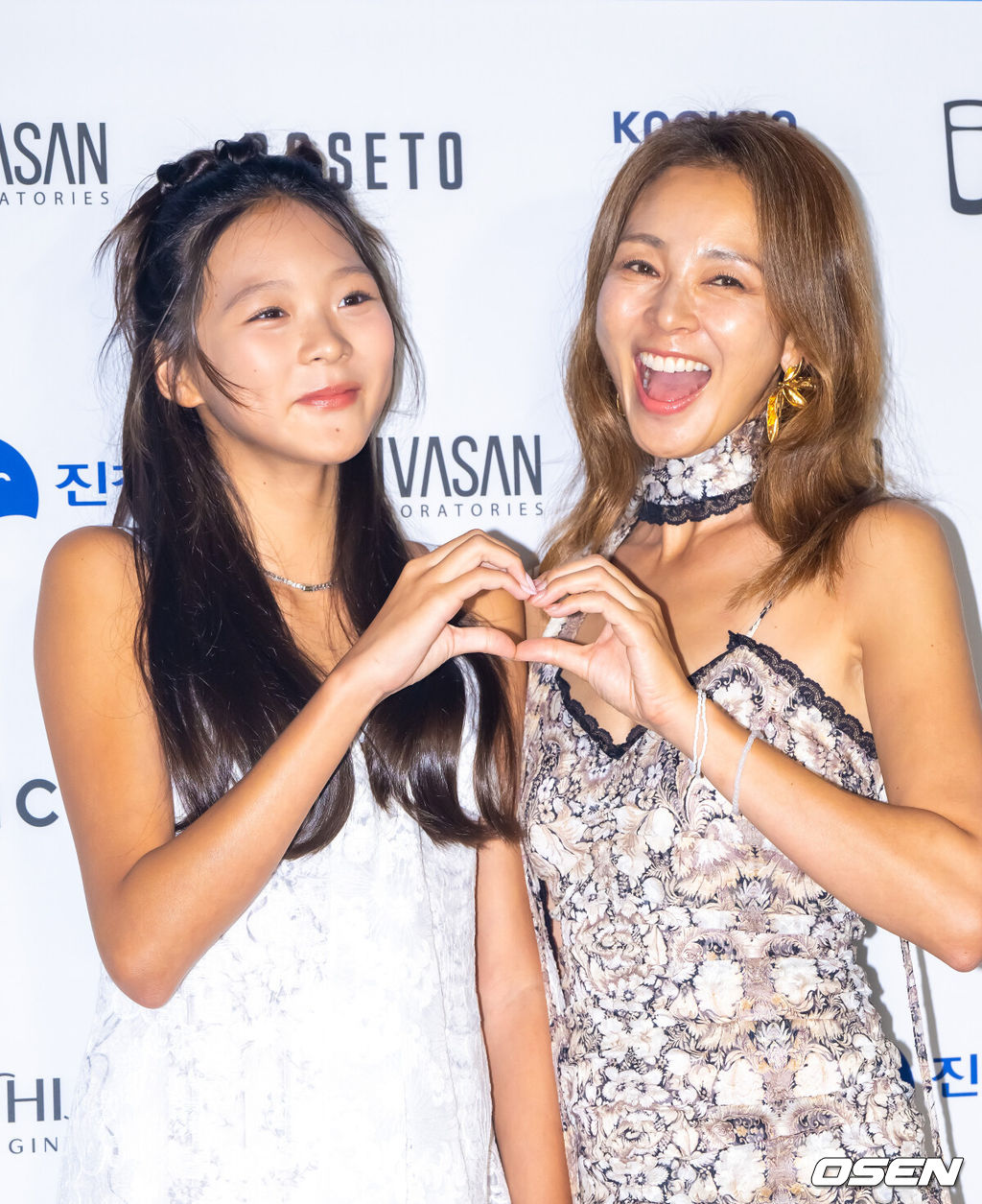 6일 서울 중구 동대문디자인플라자(DDP)에서 ‘2026 S/S 서울패션위크’ 포토월 행사가 열렸다.‘2026 S/S 서울패션위크’는 동대문디자인플라자(DDP) 등 서울 전역에서 7일까지 펼쳐진다.추사랑과 야노시호가 포즈를 취하고 있다. 2025.09.06 / soul1014@osen.co.kr