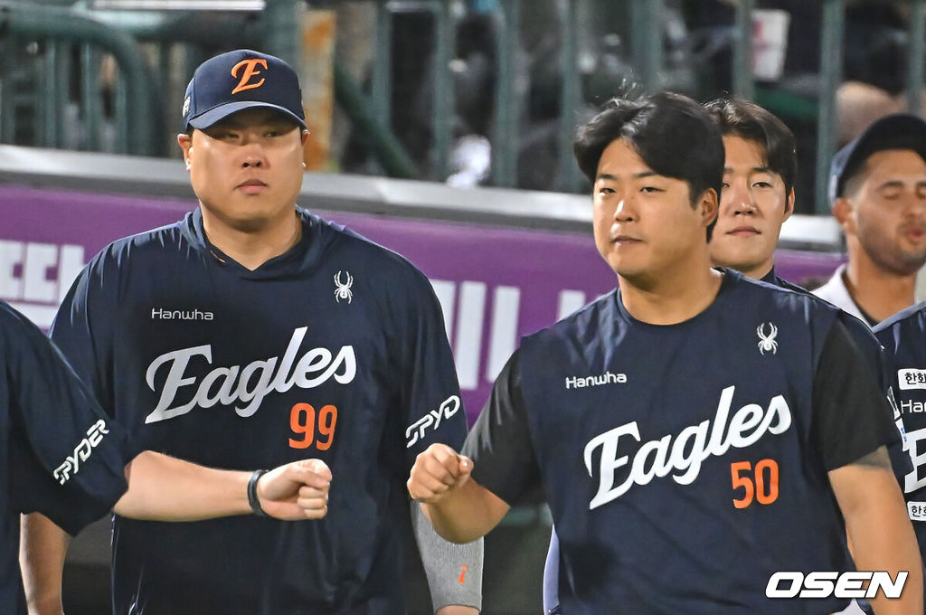 5일 부산 사직야구장에서 2026 신한 SOL KBO 리그 롯데 자이언츠와 한화 이글스의 경기가 열렸다. 홈팀 롯데는 로드리게스가, 방문팀 한화는 류현진이 선발 출전했다.한화 이글스 류현진과 강백호가 롯데 자이언츠에 9-2로 승리한 후 기쁨을 나누고 있다. 2026.06.05 / foto0307@osen.co.kr