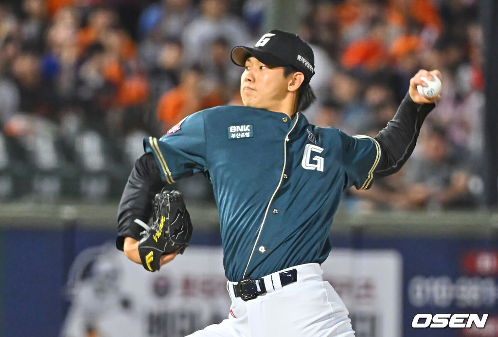 5일 부산 사직야구장에서 2026 신한 SOL KBO 리그 롯데 자이언츠와 한화 이글스의 경기가 열렸다. 홈팀 롯데는 로드리게스가, 방문팀 한화는 류현진이 선발 출전했다.롯데 자이언츠 홍민기가 역투하고 있다. 2026.06.05 / foto0307@osen.co.kr
