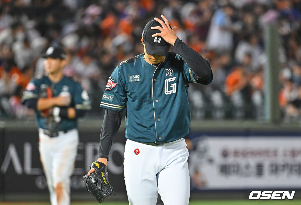 5일 부산 사직야구장에서 2026 신한 SOL KBO 리그 롯데 자이언츠와 한화 이글스의 경기가 열렸다. 홈팀 롯데는 로드리게스가, 방문팀 한화는 류현진이 선발 출전했다.롯데 자이언츠 홍민기가 3실점하고 아쉬워하고 있다. 2026.06.05 / foto0307@osen.co.kr