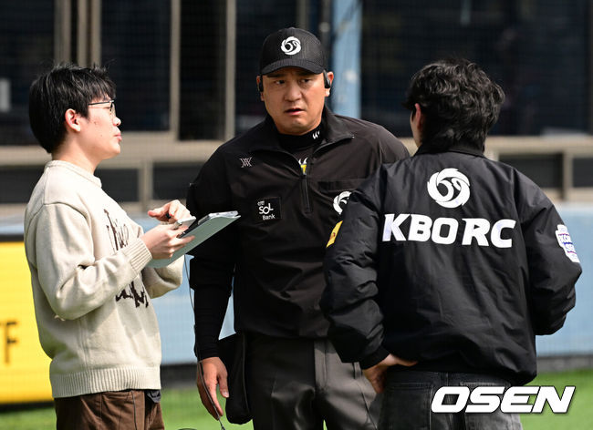 [OSEN=잠실, 지형준 기자] 24일 서울 잠실야구장에서 ‘2026 신한 SOL KBO리그’ LG 트윈스와 키움 히어로즈의 시범경기가 열렸다.KBO리그 시범경기는 이날 마지막으로 마치고 오는 28일 잠실(KT-LG), 대전(키움-한화), 문학(KIA-SSG), 대구(롯데-삼성), 창원(두산-NC) 구장에서 2연전으로 대장정의 막을 올린다.1회초 송수근 구심이 ABS 시스템이 작동이 안 하자 관계자들과 이야기를 나누고 있다. 2026.03.24&nbsp;/ jpnews@osen.co.kr