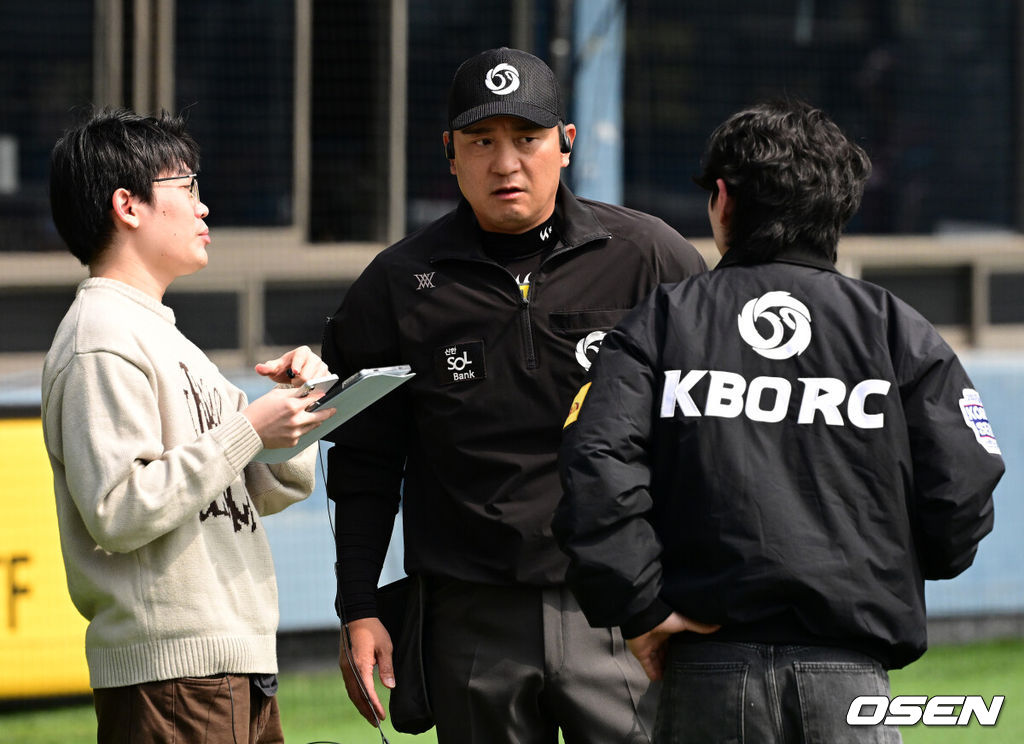 24일 서울 잠실야구장에서 ‘2026 신한 SOL KBO리그’ LG 트윈스와 키움 히어로즈의 시범경기가 열렸다.KBO리그 시범경기는 이날 마지막으로 마치고 오는 28일 잠실(KT-LG), 대전(키움-한화), 문학(KIA-SSG), 대구(롯데-삼성), 창원(두산-NC) 구장에서 2연전으로 대장정의 막을 올린다.1회초 송수근 구심이 ABS 시스템이 작동이 안 하자 관계자들과 이야기를 나누고 있다. 2026.03.24 / jpnews@osen.co.kr
