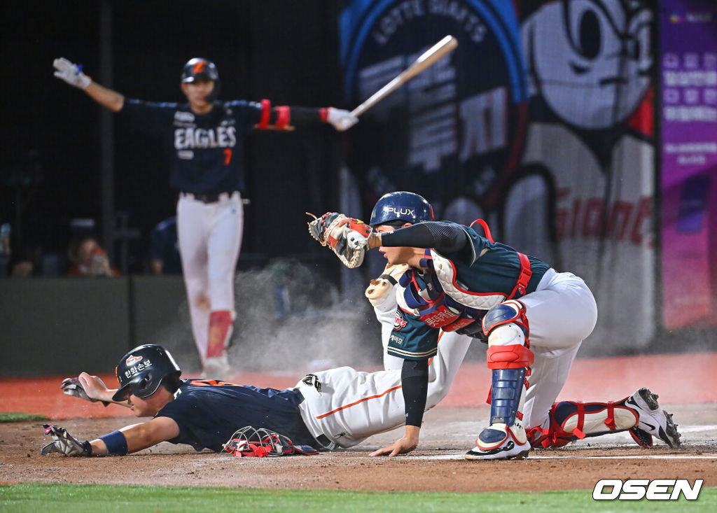5일 부산 사직야구장에서 2026 신한 SOL KBO 리그 롯데 자이언츠와 한화 이글스의 경기가 열렸다. 홈팀 롯데는 로드리게스가, 방문팀 한화는 류현진이 선발 출전했다.한화 이글스 노시환이 6회초 1사 만루 최재훈의 1루땅볼때 홈에서 세이프되고 있다. 2026.06.05 / foto0307@osen.co.kr