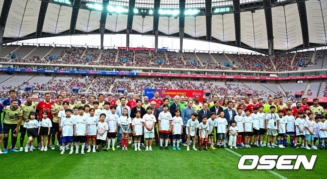 [OSEN=서울월드컵경기장, 민경훈 기자] 6일 서울월드컵경기장에서 2026 챔피언스 임팩트 인 서울(2026 CHAMPIONS IMPACT IN SEOUL) 경기가 열렸다.2026 챔피언스 임팩트 인 서울은 바르셀로나 레전드 팀과 리버풀 레전드(The Reds) 팀이 맞붙는 이벤트 매치다.경기 전 그라운드 위에서 단체 포토타임이 진행되고 있다다. 2026.06.06&nbsp;/ rumi@osen.co.kr
