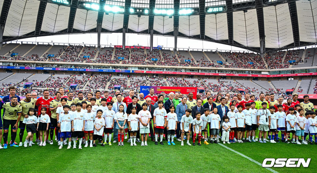 6일 서울월드컵경기장에서 2026 챔피언스 임팩트 인 서울(2026 CHAMPIONS IMPACT IN SEOUL) 경기가 열렸다.2026 챔피언스 임팩트 인 서울은 바르셀로나 레전드 팀과 리버풀 레전드(The Reds) 팀이 맞붙는 이벤트 매치다.경기 전 그라운드 위에서 단체 포토타임이 진행되고 있다다. 2026.06.06 / rumi@osen.co.kr