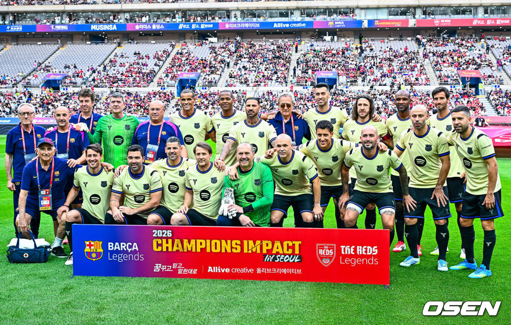 6일 서울월드컵경기장에서 2026 챔피언스 임팩트 인 서울(2026 CHAMPIONS IMPACT IN SEOUL) 경기가 열렸다.2026 챔피언스 임팩트 인 서울은 바르셀로나 레전드 팀과 리버풀 레전드(The Reds) 팀이 맞붙는 이벤트 매치다.경기 전 그라운드 위에서 바르샤 레전드 팀이 포토타임을 갖고 있다. 2026.06.06 / rumi@osen.co.kr