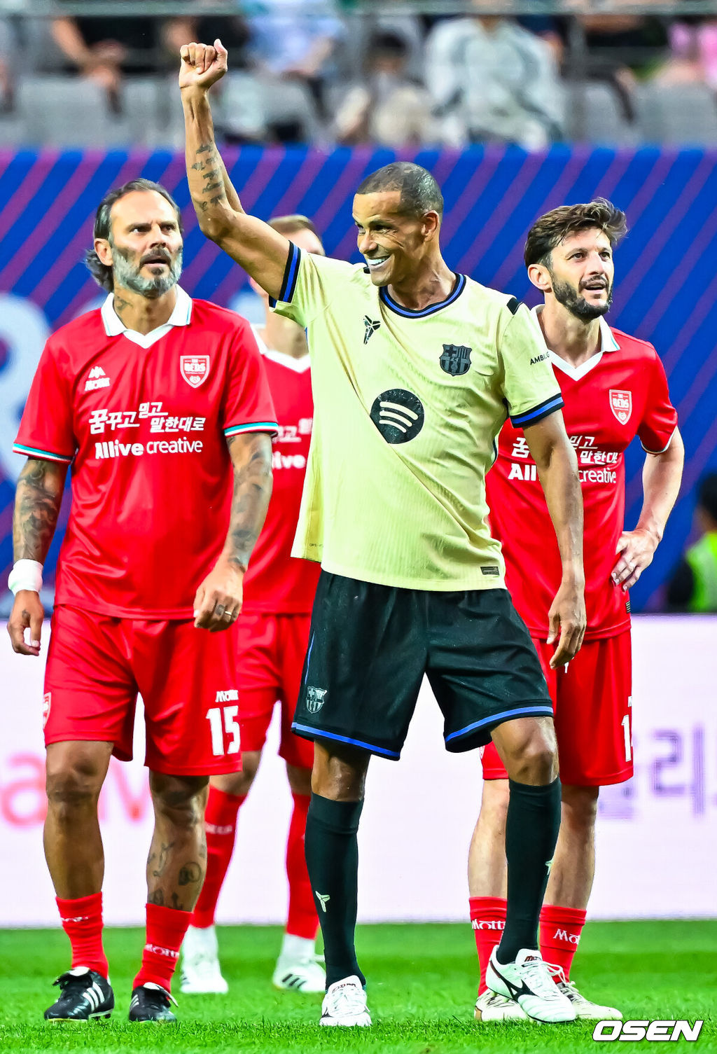 6일 서울월드컵경기장에서 2026 챔피언스 임팩트 인 서울(2026 CHAMPIONS IMPACT IN SEOUL) 경기가 열렸다.2026 챔피언스 임팩트 인 서울은 바르셀로나 레전드 팀과 리버풀 레전드(The Reds) 팀이 맞붙는 이벤트 매치다.후반 바르샤 레전드 히바우두가 추가골에 성공한 후 기뻐하고 있다.  2026.06.06 / rumi@osen.co.kr