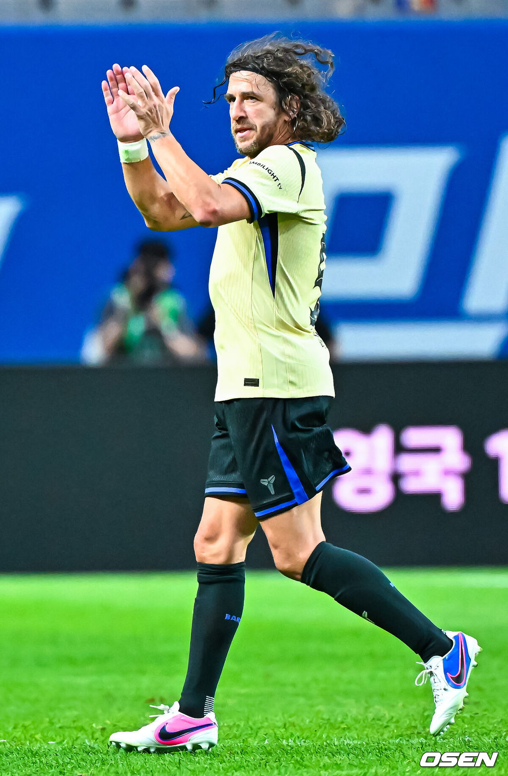 6일 서울월드컵경기장에서 2026 챔피언스 임팩트 인 서울(2026 CHAMPIONS IMPACT IN SEOUL) 경기가 열렸다.2026 챔피언스 임팩트 인 서울은 바르셀로나 레전드 팀과 리버풀 레전드(The Reds) 팀이 맞붙는 이벤트 매치다.후반 바르샤 레전드팀의 카를레스 푸욜이 교체되며 박수를 보내고 있다.  2026.06.06 / rumi@osen.co.kr