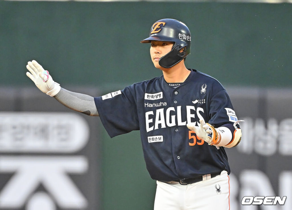 6일 부산 사직야구장에서 2026 신한 SOL KBO 리그 롯데 자이언츠와 한화 이글스의 경기가 열렸다. 홈팀 롯데는 이민석이, 방문팀 한화는 에르난데스가 선발 출전했다.한화 이글스 허인서가 8회초 2사 1,3루 역전 좌중간 2타점 2루타를 치고 손을 들어 보이고 있다. 2026.06.06 / foto0307@osen.co.kr
