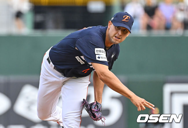 [OSEN=부산, 이석우 기자] 6일 부산 사직야구장에서 2026 신한 SOL KBO 리그 롯데 자이언츠와 한화 이글스의 경기가 열렸다. 홈팀 롯데는 이민석이, 방문팀 한화는 에르난데스가 선발 출전했다.한화 이글스 선발 투수 에르난데스가 역투하고 있다. 2026.06.06 / foto0307@osen.co.kr