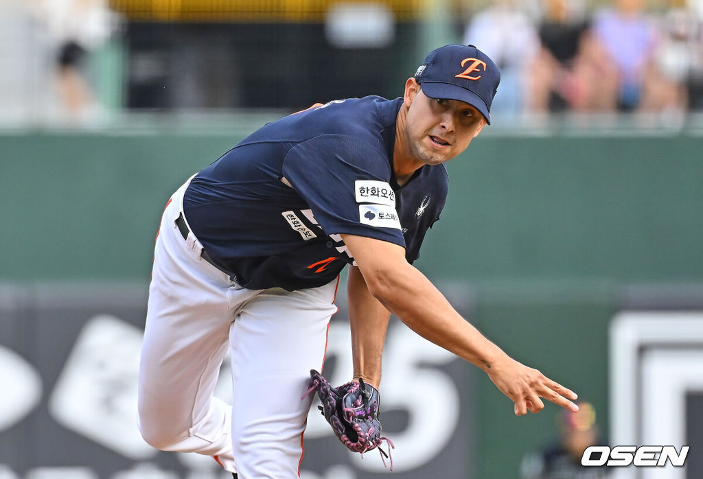 6일 부산 사직야구장에서 2026 신한 SOL KBO 리그 롯데 자이언츠와 한화 이글스의 경기가 열렸다. 홈팀 롯데는 이민석이, 방문팀 한화는 에르난데스가 선발 출전했다.한화 이글스 선발 투수 에르난데스가 역투하고 있다. 2026.06.06 / foto0307@osen.co.kr