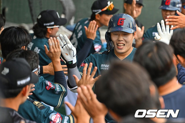 [OSEN=부산, 이석우 기자] 6일 부산 사직야구장에서 2026 신한 SOL KBO 리그 롯데 자이언츠와 한화 이글스의 경기가 열렸다. 홈팀 롯데는 이민석이, 방문팀 한화는 에르난데스가 선발 출전했다.롯데 자이언츠 고승민이 3회말 2사 1루 우월 2점 홈런을 치고 하이파이브를 하고 있다. 2026.06.06 / foto0307@osen.co.kr