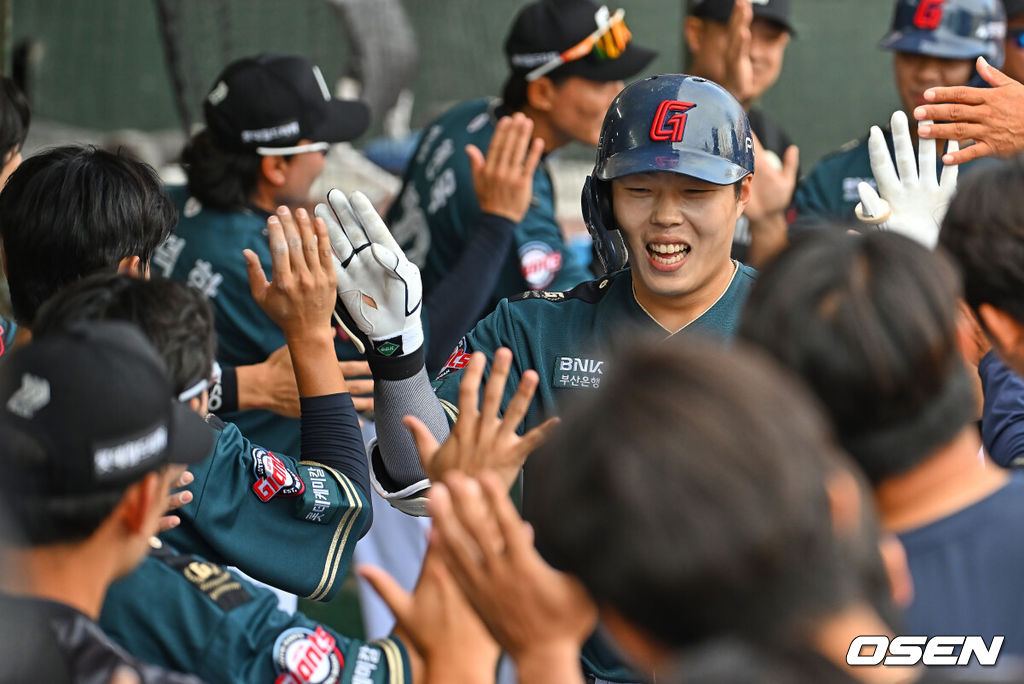 6일 부산 사직야구장에서 2026 신한 SOL KBO 리그 롯데 자이언츠와 한화 이글스의 경기가 열렸다. 홈팀 롯데는 이민석이, 방문팀 한화는 에르난데스가 선발 출전했다.롯데 자이언츠 고승민이 3회말 2사 1루 우월 2점 홈런을 치고 하이파이브를 하고 있다. 2026.06.06 / foto0307@osen.co.kr