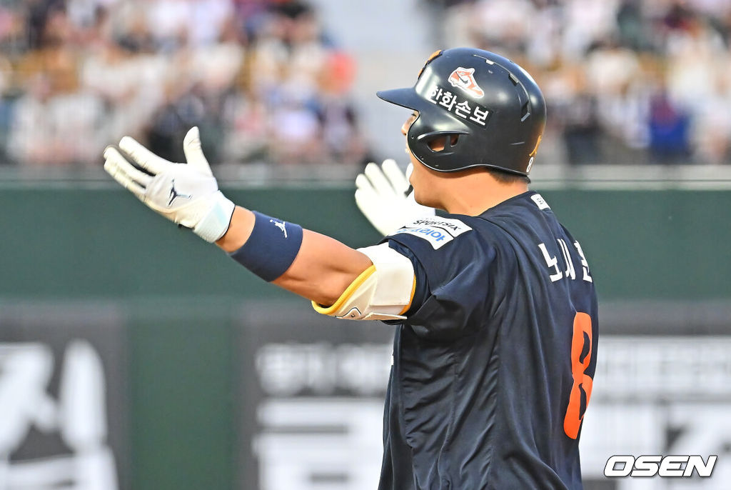 6일 부산 사직야구장에서 2026 신한 SOL KBO 리그 롯데 자이언츠와 한화 이글스의 경기가 열렸다. 홈팀 롯데는 이민석이, 방문팀 한화는 에르난데스가 선발 출전했다.한화 이글스 노시환이 8회초 1사 만루 우중간 동점 2타점 안타를 치고 환호하고 있다. 2026.06.06 / foto0307@osen.co.kr