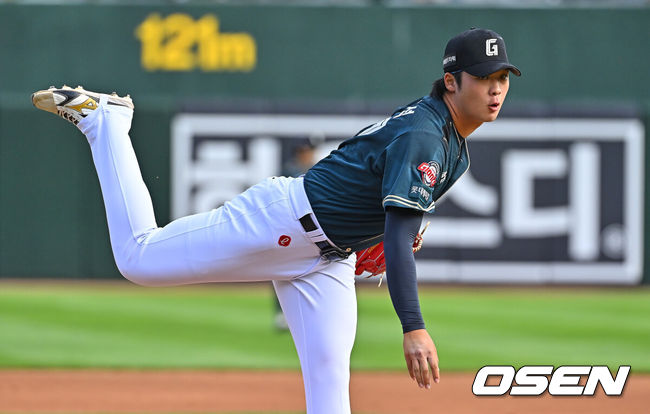 [OSEN=부산, 이석우 기자] 6일 부산 사직야구장에서 2026 신한 SOL KBO 리그 롯데 자이언츠와 한화 이글스의 경기가 열렸다. 홈팀 롯데는 이민석이, 방문팀 한화는 에르난데스가 선발 출전했다.롯데 자이언츠 선발 투수 이민석이 역투하고 있다. 2026.06.06 / foto0307@osen.co.kr