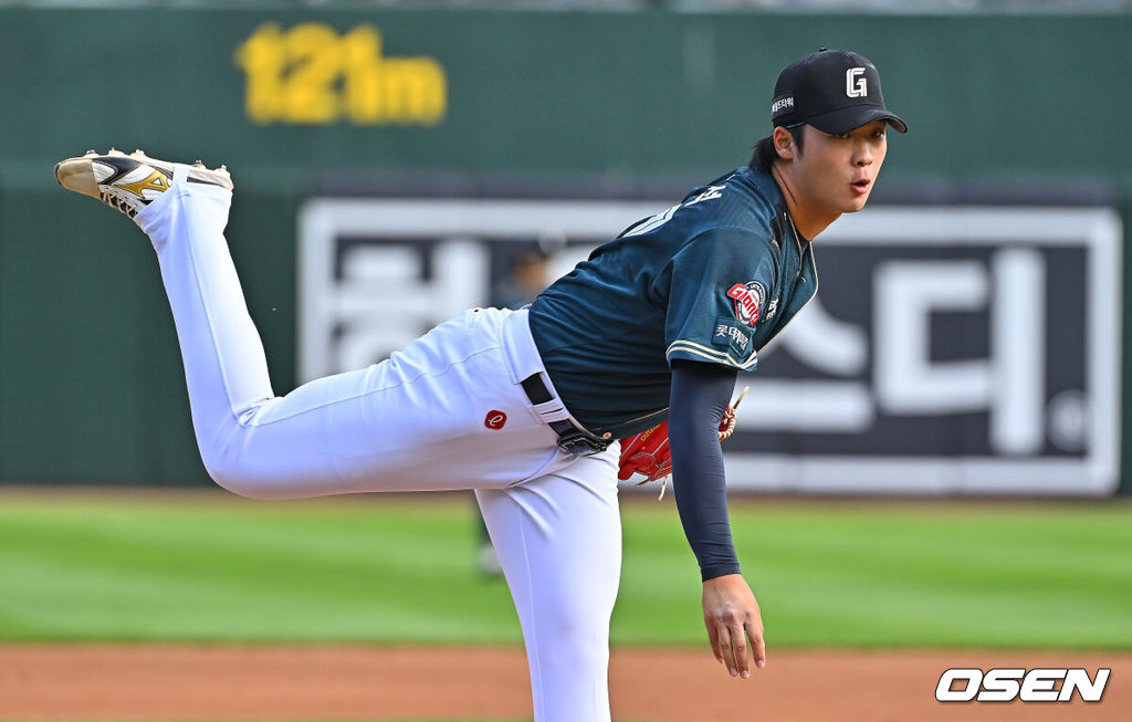 6일 부산 사직야구장에서 2026 신한 SOL KBO 리그 롯데 자이언츠와 한화 이글스의 경기가 열렸다. 홈팀 롯데는 이민석이, 방문팀 한화는 에르난데스가 선발 출전했다.롯데 자이언츠 선발 투수 이민석이 역투하고 있다. 2026.06.06 / foto0307@osen.co.kr