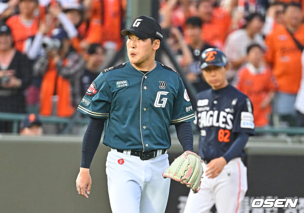 6일 부산 사직야구장에서 2026 신한 SOL KBO 리그 롯데 자이언츠와 한화 이글스의 경기가 열렸다. 홈팀 롯데는 이민석이, 방문팀 한화는 에르난데스가 선발 출전했다.롯데 자이언츠 최준용이 8회초 1사 만루 한화 이글스 노시환에게 우중간 동점 2타점 안타를 맞고 아쉬워하고 있다. 2026.06.06 / foto0307@osen.co.kr