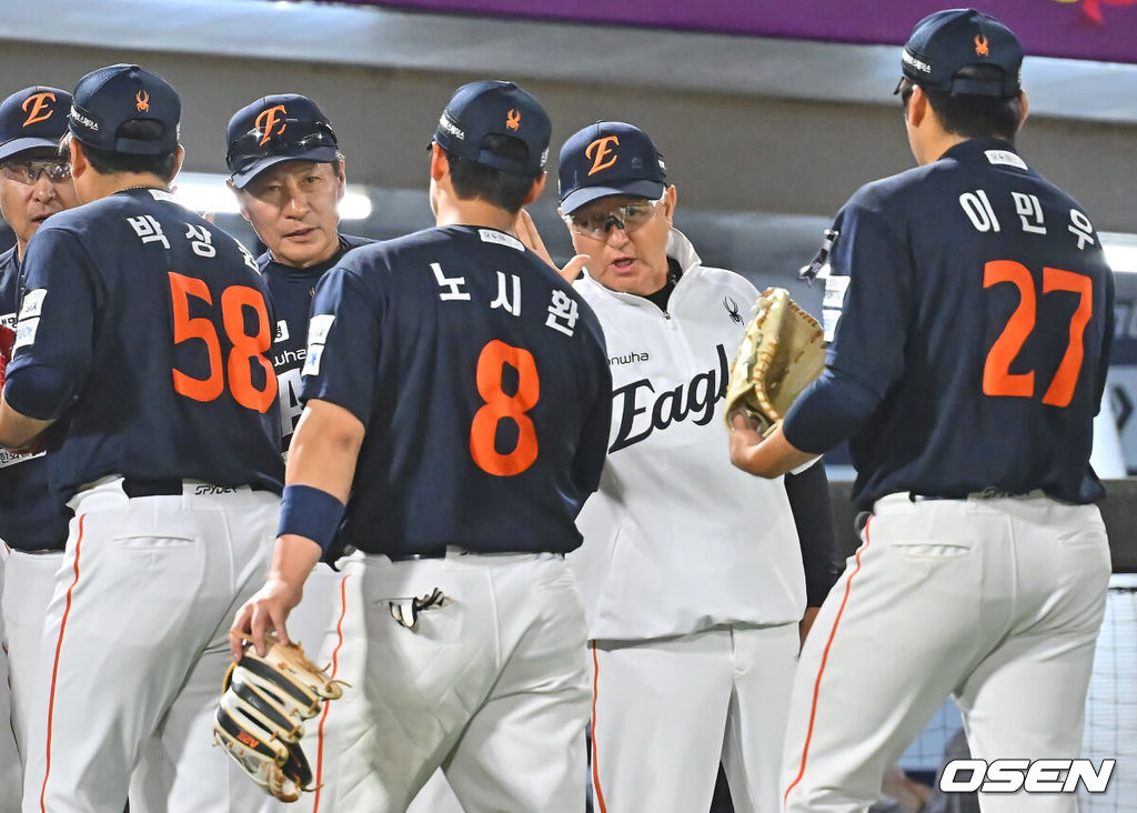 6일 부산 사직야구장에서 2026 신한 SOL KBO 리그 롯데 자이언츠와 한화 이글스의 경기가 열렸다. 홈팀 롯데는 이민석이, 방문팀 한화는 에르난데스가 선발 출전했다.한화 이글스 김경문 감독이 롯데 자이언츠에 7-2로 극적인 역전승을 올리고 노시환과 하이파이브를 하고 있다. 2026.06.06 / foto0307@osen.co.kr