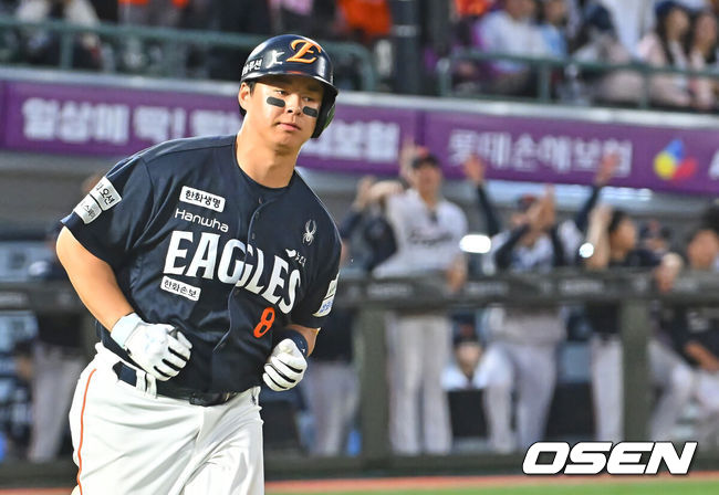 [OSEN=부산, 이석우 기자] 6일 부산 사직야구장에서 2026 신한 SOL KBO 리그 롯데 자이언츠와 한화 이글스의 경기가 열렸다. 홈팀 롯데는 이민석이, 방문팀 한화는 에르난데스가 선발 출전했다.한화 이글스 노시환이 9회초 2사 3루 좌월 2점 홈런을 치고 그라운드를 돌고 있다. 2026.06.06 / foto0307@osen.co.kr