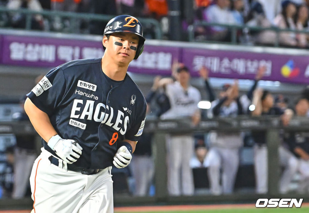 6일 부산 사직야구장에서 2026 신한 SOL KBO 리그 롯데 자이언츠와 한화 이글스의 경기가 열렸다. 홈팀 롯데는 이민석이, 방문팀 한화는 에르난데스가 선발 출전했다.한화 이글스 노시환이 9회초 2사 3루 좌월 2점 홈런을 치고 그라운드를 돌고 있다. 2026.06.06 / foto0307@osen.co.kr