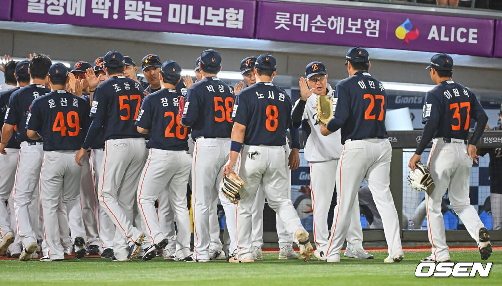 6일 부산 사직야구장에서 2026 신한 SOL KBO 리그 롯데 자이언츠와 한화 이글스의 경기가 열렸다. 홈팀 롯데는 이민석이, 방문팀 한화는 에르난데스가 선발 출전했다.한화 이글스 김경문 감독이 롯데 자이언츠에 7-2로 극적인 역전승을 올리고 선수들과 하이파이브를 하고 있다. 2026.06.06 / foto0307@osen.co.kr