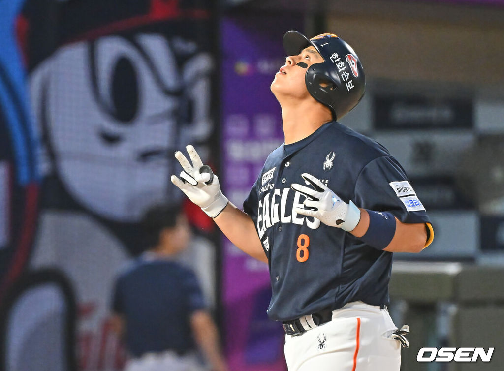 6일 부산 사직야구장에서 2026 신한 SOL KBO 리그 롯데 자이언츠와 한화 이글스의 경기가 열렸다. 홈팀 롯데는 이민석이, 방문팀 한화는 에르난데스가 선발 출전했다.한화 이글스 노시환이 9회초 2사 3루 좌월 2점 홈런을 치고 세리머니를 하고 있다. 2026.06.06 / foto0307@osen.co.kr