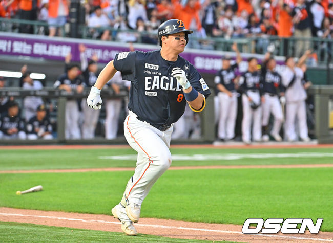 [OSEN=부산, 이석우 기자] 6일 부산 사직야구장에서 2026 신한 SOL KBO 리그 롯데 자이언츠와 한화 이글스의 경기가 열렸다. 홈팀 롯데는 이민석이, 방문팀 한화는 에르난데스가 선발 출전했다.한화 이글스 노시환이 8회초 1사 만루 우중간 동점 2타점  안타를 치고 진루하고 있다. 2026.06.06 / foto0307@osen.co.kr