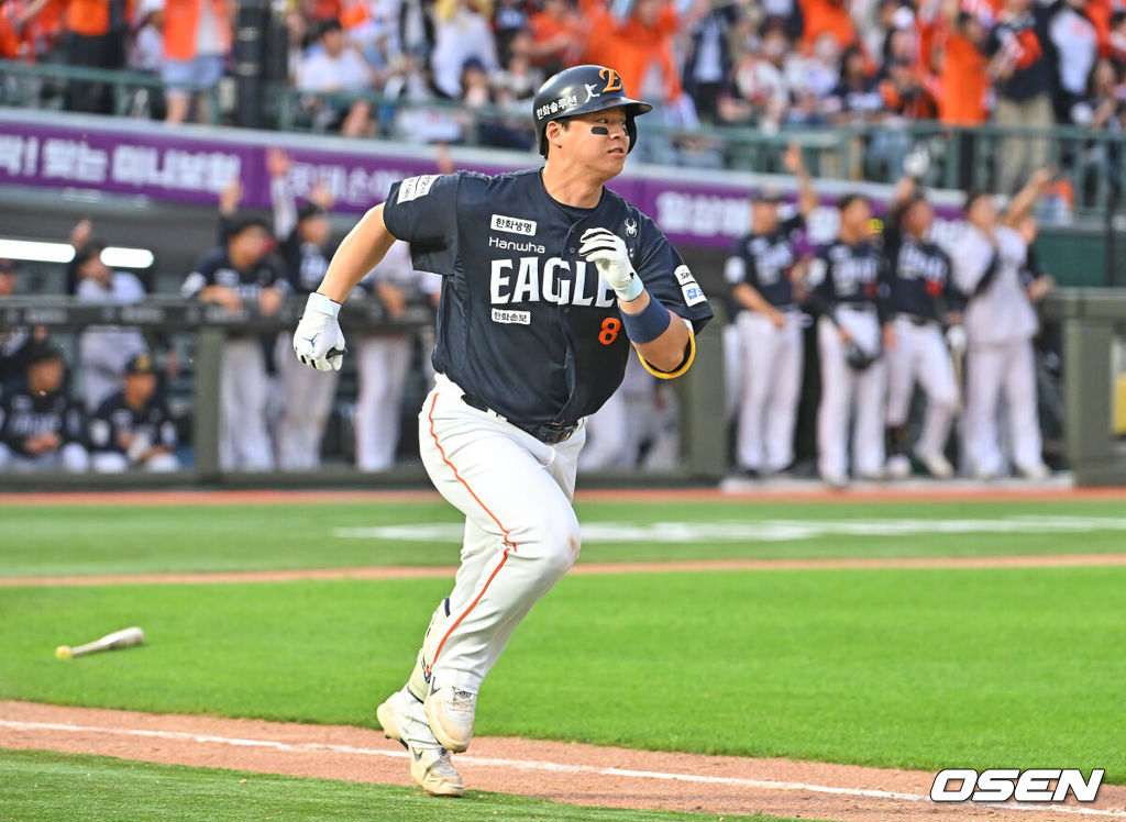 6일 부산 사직야구장에서 2026 신한 SOL KBO 리그 롯데 자이언츠와 한화 이글스의 경기가 열렸다. 홈팀 롯데는 이민석이, 방문팀 한화는 에르난데스가 선발 출전했다.한화 이글스 노시환이 8회초 1사 만루 우중간 동점 2타점 안타를 치고 진루하고 있다. 2026.06.06 / foto0307@osen.co.kr