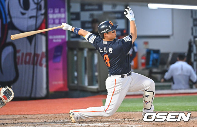[OSEN=부산, 이석우 기자] 6일 부산 사직야구장에서 2026 신한 SOL KBO 리그 롯데 자이언츠와 한화 이글스의 경기가 열렸다. 홈팀 롯데는 이민석이, 방문팀 한화는 에르난데스가 선발 출전했다.한화 이글스 노시환이 9회초 2사 3루 좌월 2점 홈런을 치고 있다. 2026.06.06 / foto0307@osen.co.kr