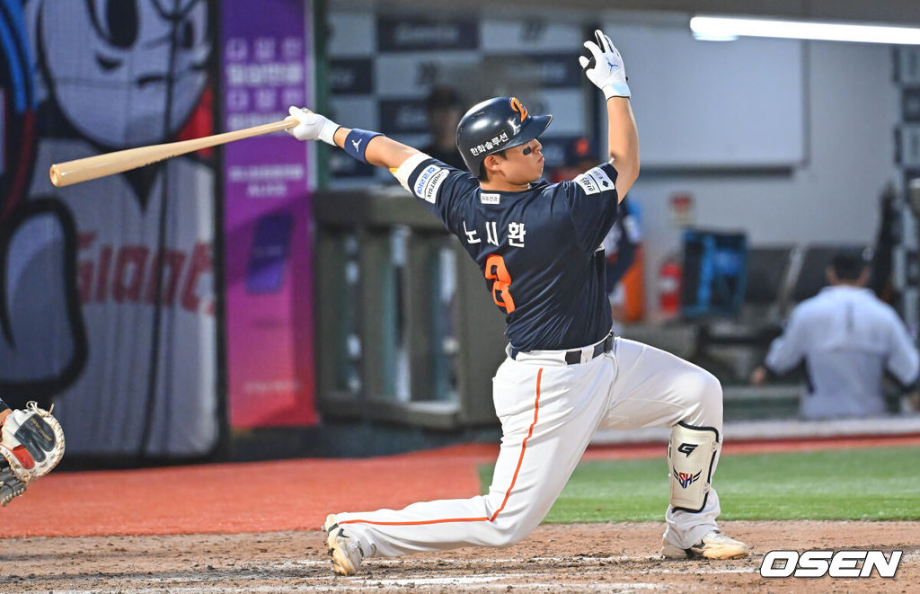 6일 부산 사직야구장에서 2026 신한 SOL KBO 리그 롯데 자이언츠와 한화 이글스의 경기가 열렸다. 홈팀 롯데는 이민석이, 방문팀 한화는 에르난데스가 선발 출전했다.한화 이글스 노시환이 9회초 2사 3루 좌월 2점 홈런을 치고 있다. 2026.06.06 / foto0307@osen.co.kr
