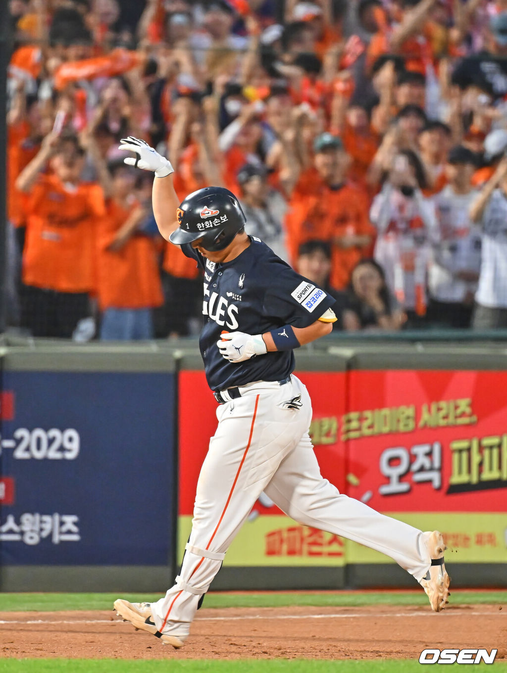 6일 부산 사직야구장에서 2026 신한 SOL KBO 리그 롯데 자이언츠와 한화 이글스의 경기가 열렸다. 홈팀 롯데는 이민석이, 방문팀 한화는 에르난데스가 선발 출전했다.한화 이글스 노시환이 9회초 2사 3루 좌월 2점 홈런을 치고 세리머니를 하고 있다. 2026.06.06 / foto0307@osen.co.kr