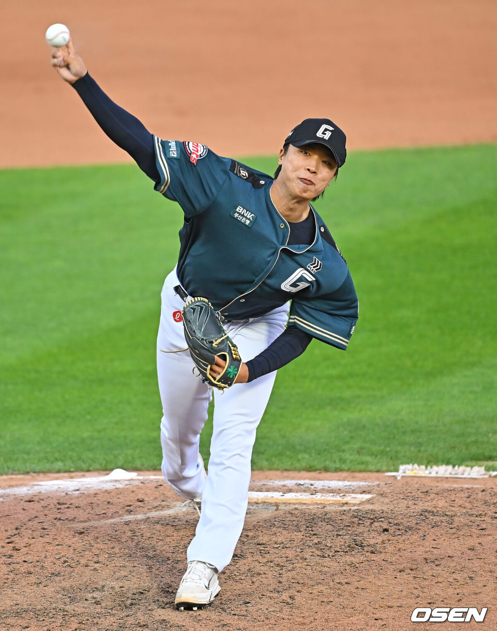 6일 부산 사직야구장에서 2026 신한 SOL KBO 리그 롯데 자이언츠와 한화 이글스의 경기가 열렸다. 홈팀 롯데는 이민석이, 방문팀 한화는 에르난데스가 선발 출전했다.롯데 자이언츠 박정민이 역투하고 있다. 2026.06.06 / foto0307@osen.co.kr