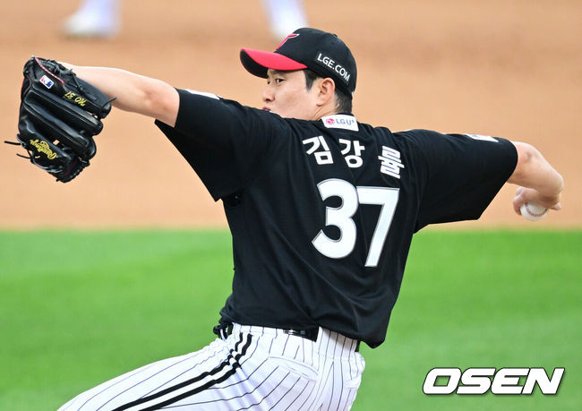 [OSEN=수원, 조은정 기자]3일 오후 수원KT위즈파크에서  '2026 신한 SOL Bank KBO리그'&nbsp;KT 위즈와 LG 트윈스의 경기가 열렸다.이날 KT는 고영표를, LG는 이정용을 선발투수로 내세웠다.6회말 LG 김강률이 역투하고 있다. 2026.06.03 /cej@osen.co.kr