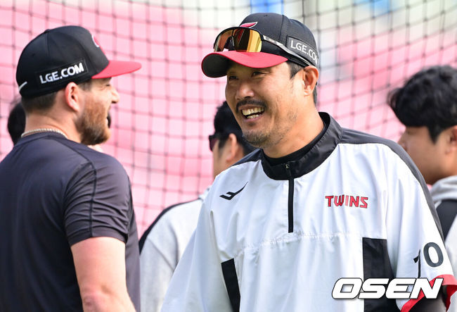 [OSEN=잠실, 조은정 기자]11일 서울 잠실야구장에서 ‘2024 신한 SOL뱅크 KBO 포스트시즌’ 준플레이오프 5차전 LG 트윈스와 KT 위즈의 경기가 열린다. 경기에 앞서 LG 이호준 코치가 오스틴과 대화를 나누고 있다. 2024.10.11 /cej@osen.co.kr