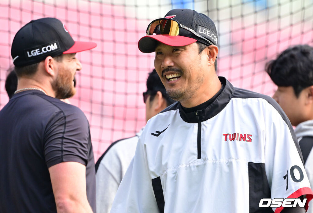 11일 서울 잠실야구장에서 ‘2024 신한 SOL뱅크 KBO 포스트시즌’ 준플레이오프 5차전 LG 트윈스와 KT 위즈의 경기가 열린다. 경기에 앞서 LG 이호준 코치가 오스틴과 대화를 나누고 있다. 2024.10.11 /cej@osen.co.kr