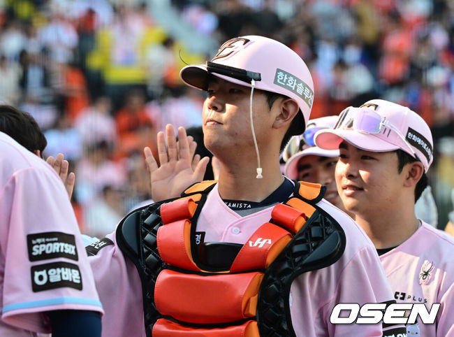[OSEN=대전, 지형준 기자] 프로야구 한화 이글스가 SSG 랜더스와의 주말 3연전을 쓸어담고 4연승을 질주했다.김경문 감독이 이끄는 한화는 31일 대전 한화생명 볼파크에서 열린 2026 신한 SOL KBO리그 SSG와의 홈경기에서 6-2 승리를 거두고 싹쓸이승과 4연승을 달성했다. 최근 8경기 7승1패. 시즌 전적 27승25패. 반면 SSG는 결국 12연패에 빠지며 2000년 전신 SK 와이번스 창단 이후 최다 연패라는 불명예를 떠안았다.경기를 마치고 한화 허인서가 승리 하이파이브를 하고 있다. 2026.05.31&nbsp;/ jpnews@osen.co.kr
