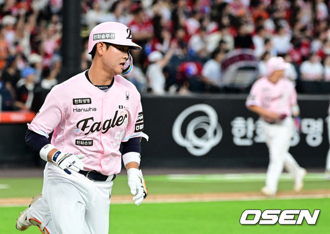 [OSEN=대전, 지형준 기자] 30일 대전 한화생명 볼파크에서 2026 신한 SOL KBO리그 한화 이글스와 SSG 랜더스의 경기가 열렸다.한화는 류현진, SSG은 김건우를 선발로 내세웠다.&nbsp;6회말 2사 3루에서 한화 허인서가 좌중월 투런포를 날리며 그라운드를 돌고 있다. 2026.05.30&nbsp;/ jpnews@osen.co.kr