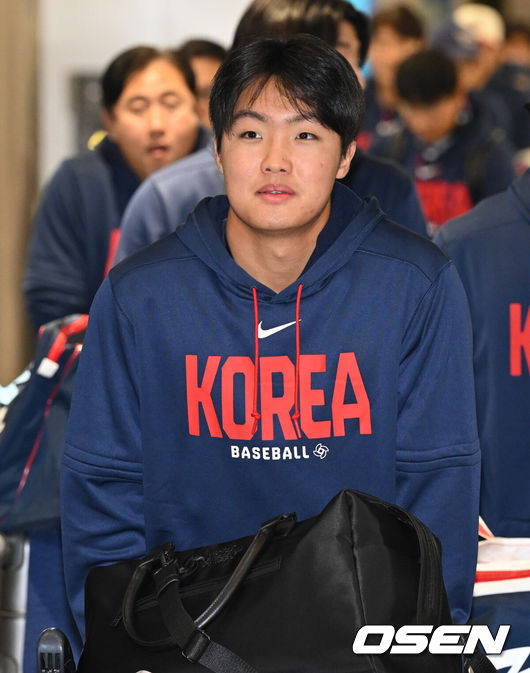 [OSEN=인천공항, 조은정 기자]월드베이스볼클래식(WBC)에 출전한 한국&nbsp;대표팀이 16일 인천국제공항을 통해 마이애미에서 귀국했다.한국은 C조 조별리그에서 일본, 대만, 호주, 체코 상대로 2승 2패(조 2위)를 거두며 2009년 이후 17년 만에 8강 진출에 성공했다. 그러나 도미니카공화국과의 8강전에서 0-10 7회 콜드게임 끝내기 패배로 대회를 마무리했다.야구 대표팀 정우주가 입국장을 나서고 있다. 2026.03.16 /cej@osen.co.kr