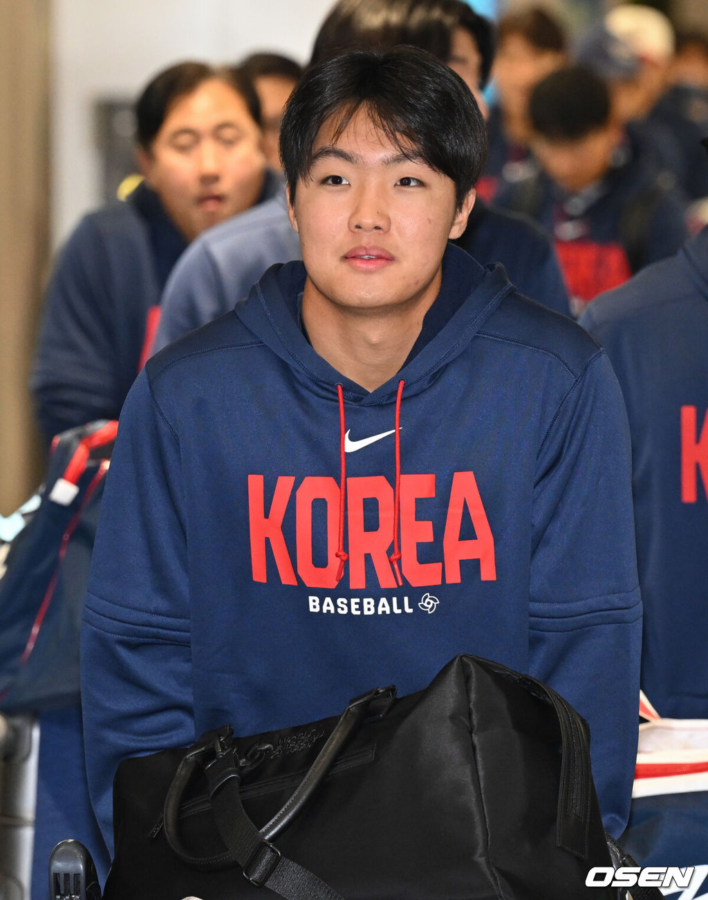 월드베이스볼클래식(WBC)에 출전한 한국 대표팀이 16일 인천국제공항을 통해 마이애미에서 귀국했다.한국은 C조 조별리그에서 일본, 대만, 호주, 체코 상대로 2승 2패(조 2위)를 거두며 2009년 이후 17년 만에 8강 진출에 성공했다. 그러나 도미니카공화국과의 8강전에서 0-10 7회 콜드게임 끝내기 패배로 대회를 마무리했다.야구 대표팀 정우주가 입국장을 나서고 있다. 2026.03.16 /cej@osen.co.kr