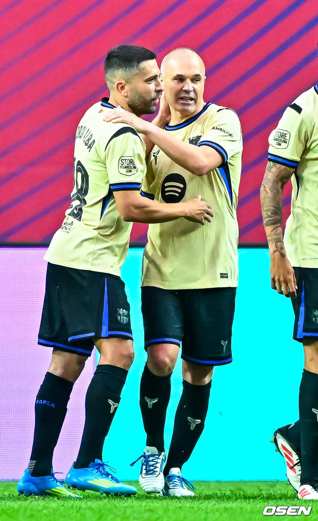 6일 서울월드컵경기장에서 2026 챔피언스 임팩트 인 서울(2026 CHAMPIONS IMPACT IN SEOUL) 경기가 열렸다.2026 챔피언스 임팩트 인 서울은 바르셀로나 레전드 팀과 리버풀 레전드(The Reds) 팀이 맞붙는 이벤트 매치다.전반 바르셀로나 레전드팀 안드레스 이니에스타가 후반 추가골을 넣은 후 조르디 알바와 기쁨을 나누고 있다. 2026.06.06 / rumi@osen.co.kr