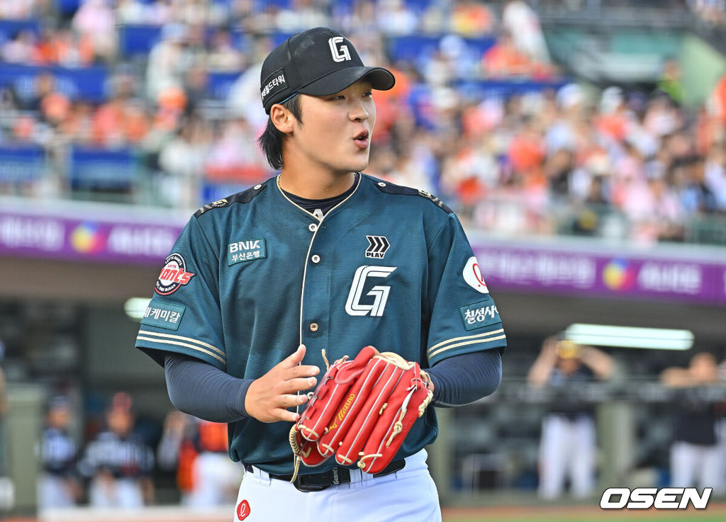 6일 부산 사직야구장에서 2026 신한 SOL KBO 리그 롯데 자이언츠와 한화 이글스의 경기가 열렸다. 홈팀 롯데는 이민석이, 방문팀 한화는 에르난데스가 선발 출전했다.롯데 자이언츠 선발 투수 이민석이 5회초 1사 1루 한화 이글스 오재원을 2루수 병살로 잡고 기뻐하고 있다. 2026.06.06 / foto0307@osen.co.kr