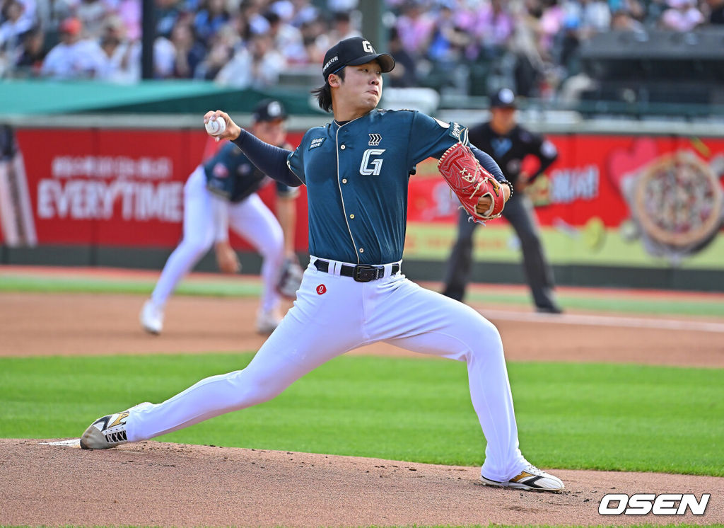 6일 부산 사직야구장에서 2026 신한 SOL KBO 리그 롯데 자이언츠와 한화 이글스의 경기가 열렸다. 홈팀 롯데는 이민석이, 방문팀 한화는 에르난데스가 선발 출전했다.롯데 자이언츠 선발 투수 이민석이 역투하고 있다. 2026.06.06 / foto0307@osen.co.kr