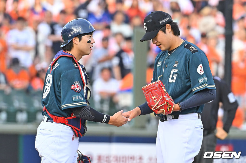 6일 부산 사직야구장에서 2026 신한 SOL KBO 리그 롯데 자이언츠와 한화 이글스의 경기가 열렸다. 홈팀 롯데는 이민석이, 방문팀 한화는 에르난데스가 선발 출전했다.롯데 자이언츠 선발 투수 이민석이 6회 교체되고 있다. 2026.06.06 / foto0307@osen.co.kr