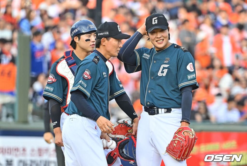 6일 부산 사직야구장에서 2026 신한 SOL KBO 리그 롯데 자이언츠와 한화 이글스의 경기가 열렸다. 홈팀 롯데는 이민석이, 방문팀 한화는 에르난데스가 선발 출전했다.롯데 자이언츠 선발 투수 이민석이 6회 교체되고 있다. 2026.06.06 / foto0307@osen.co.kr