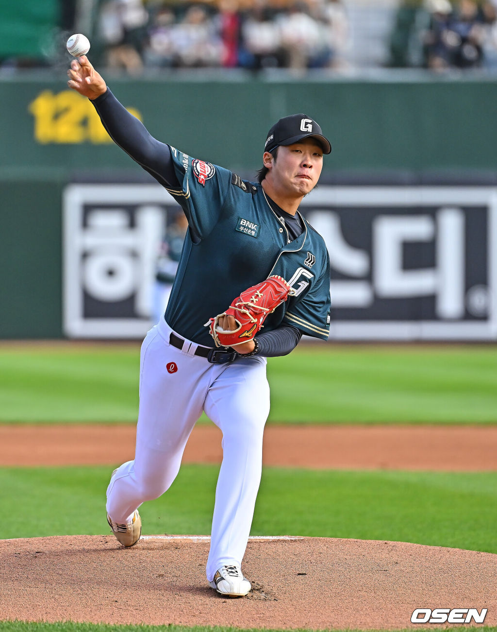 6일 부산 사직야구장에서 2026 신한 SOL KBO 리그 롯데 자이언츠와 한화 이글스의 경기가 열렸다. 홈팀 롯데는 이민석이, 방문팀 한화는 에르난데스가 선발 출전했다.롯데 자이언츠 선발 투수 이민석이 역투하고 있다. 2026.06.06 / foto0307@osen.co.kr