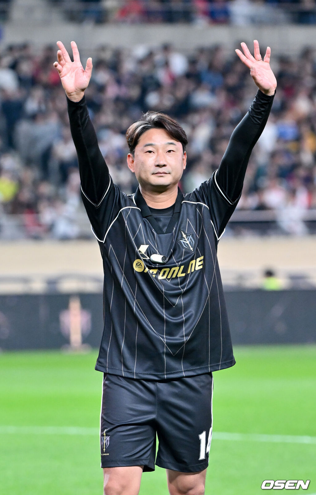 19일 오후 서울월드컵경기장에서 ‘2024 넥슨 아이콘매치(이하 ‘아이콘 매치’)’ 이벤트 매치가 진행됐다.19일과 20일 양일간 서울월드컵경기장에서 열리는 아이콘 매치는 넥슨 축구 게임 'FC 온라인'과 'FC 모바일'에서 은퇴한 전설적인 선수들로 구성된 '아이콘 클래스'에 속한 은퇴 선수들이 한국 경기장에 모이는 이색 경기다. 공격수로만 구성된 'FC 스피어' 팀과 수비수로만 구성된 '실드 유나이티드' 팀이 '창과 방패'를 콘셉트로 대결을 펼쳐 공격수와 수비수 중 어느 포지션이 더 훌륭한지 판가름한다.이천수가 팬들에게 인사를 하고 있다. 2024.10.19 / soul1014@osen.co.kr