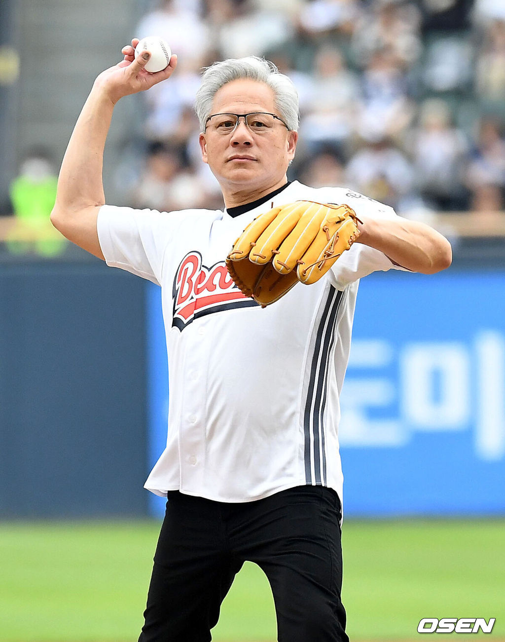 7일 서울 잠실야구장에서 ‘2026 신한 SOL Bank KBO리그’ 두산 베어스와 키움 히어로즈의 경기가 열렸다.이날 경기는 젠슨 황 엔비디아(NVIDIA) 최고경영자(CEO)가 시구, 두산그룹 박정원 회장이 시타자로 나섰다. 젠슨 황은 엔비디아 창립연도인 1993년을 뜻하는 등번호 93번 유니폼, 박정원 회장은 두산 창업연도인 1896년을 상징하는 96번 유니폼을 입고 잠실 야구장에서 시구-시타 행사를 가졌다.젠슨 황 엔비디아 최고경영자(CEO)가 시구를 하고 있다. 2026.06.07 / dreamer@osen.co.kr