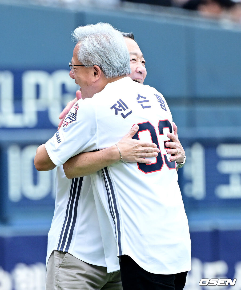7일 서울 잠실야구장에서 ‘2026 신한 SOL Bank KBO리그’ 두산 베어스와 키움 히어로즈의 경기가 열렸다.이날 경기는 젠슨 황 엔비디아(NVIDIA) 최고경영자(CEO)가 시구, 두산그룹 박정원 회장이 시타자로 나섰다. 젠슨 황은 엔비디아 창립연도인 1993년을 뜻하는 등번호 93번 유니폼, 박정원 회장은 두산 창업연도인 1896년을 상징하는 96번 유니폼을 입고 잠실 야구장에서 시구-시타 행사를 가졌다.젠슨 황 엔비디아 최고경영자(CEO)와 박정원 두산그룹 회장이 시구와 시타를 마친 뒤 포옹하고 고 있다. 2026.06.07 / dreamer@osen.co.kr