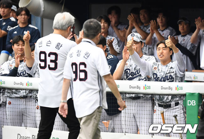 [OSEN=잠실, 최규한 기자] 7일 서울 잠실야구장에서 ‘2026 신한 SOL Bank KBO리그’ 두산 베어스와 키움 히어로즈의 경기가 열렸다.이날 경기는 젠슨 황 엔비디아(NVIDIA) 최고경영자(CEO)가 시구, 두산그룹 박정원 회장이 시타자로 나섰다. 젠슨 황은 엔비디아 창립연도인 1993년을 뜻하는 등번호 93번 유니폼, 박정원 회장은 두산 창업연도인 1896년을 상징하는 96번 유니폼을 입고 잠실 야구장에서 시구-시타 행사를 가졌다.젠슨 황 엔비디아 최고경영자(CEO)와 박정원 두산그룹 회장이 시구 시타를 마친 뒤 그라운드를 나서고 있다. 인사를 전하는 두산 선수단과 코칭스태프. 2026.06.07 / dreamer@osen.co.kr