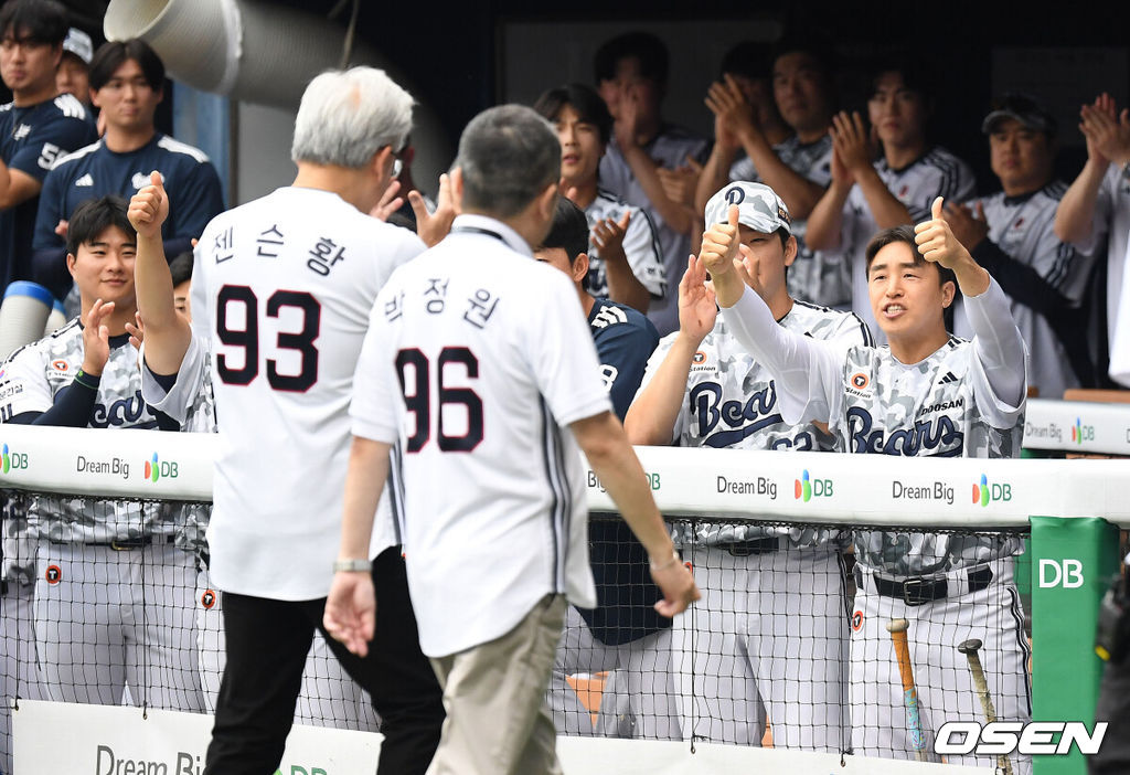 7일 서울 잠실야구장에서 ‘2026 신한 SOL Bank KBO리그’ 두산 베어스와 키움 히어로즈의 경기가 열렸다.이날 경기는 젠슨 황 엔비디아(NVIDIA) 최고경영자(CEO)가 시구, 두산그룹 박정원 회장이 시타자로 나섰다. 젠슨 황은 엔비디아 창립연도인 1993년을 뜻하는 등번호 93번 유니폼, 박정원 회장은 두산 창업연도인 1896년을 상징하는 96번 유니폼을 입고 잠실 야구장에서 시구-시타 행사를 가졌다.젠슨 황 엔비디아 최고경영자(CEO)와 박정원 두산그룹 회장이 시구 시타를 마친 뒤 그라운드를 나서고 있다. 인사를 전하는 두산 선수단과 코칭스태프. 2026.06.07 / dreamer@osen.co.kr